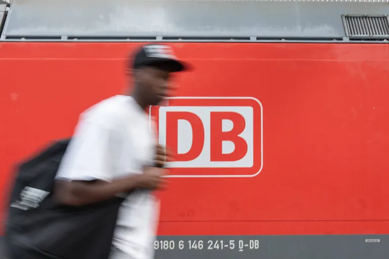 Reisija vuhisemas mööda Deutsche Bahni rongist Münchenis 6. augustil 2023.