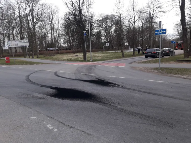 Enne süttimist «joonistas» BMW juht asfaldile sellised jäljed.