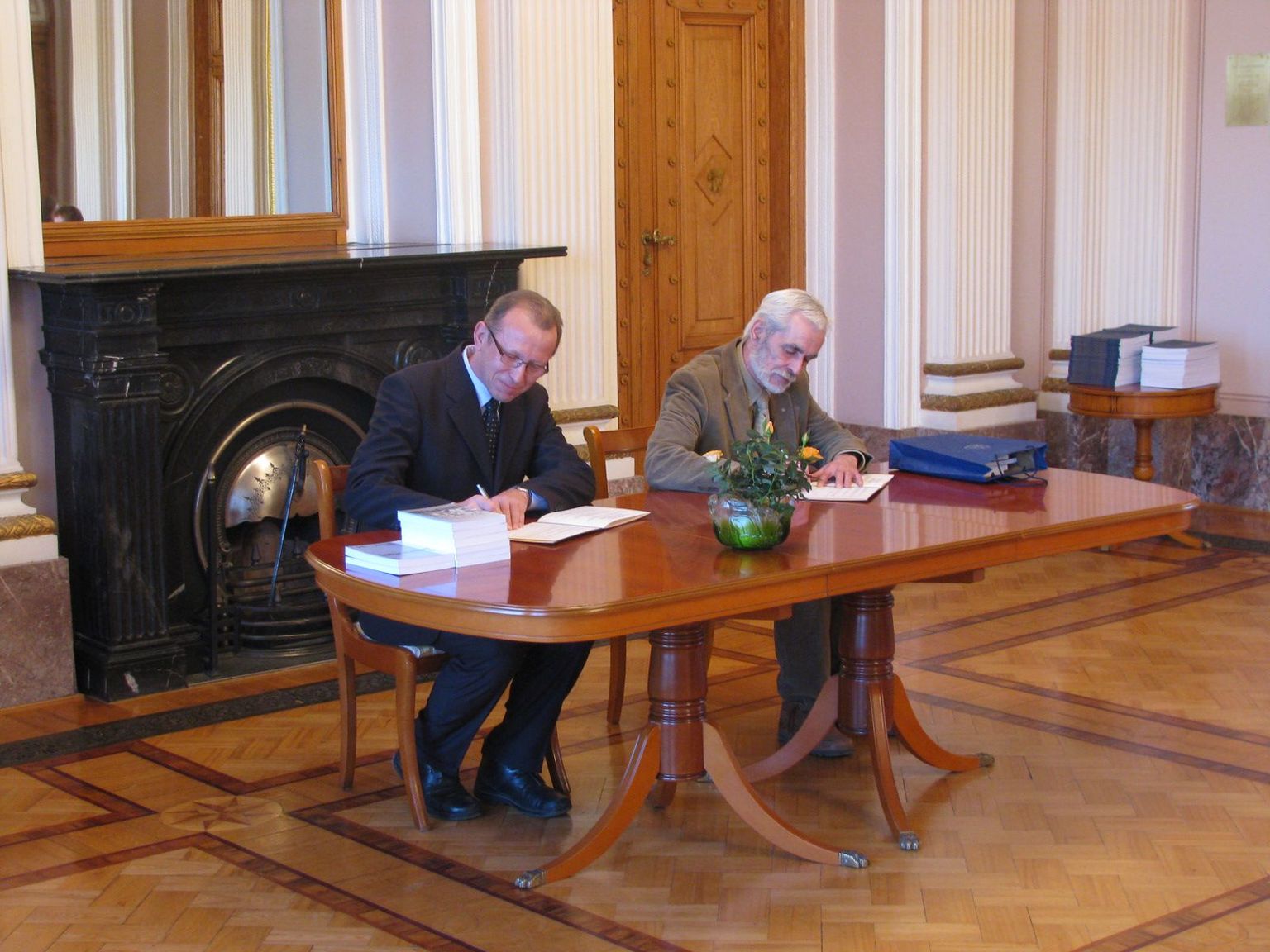 Peeter Torop ja Richard Villems allkirjastasid Eesti Semiootika Seltsi ja Eesti Teaduste Akadeemia assotsiatsioonilepingu.