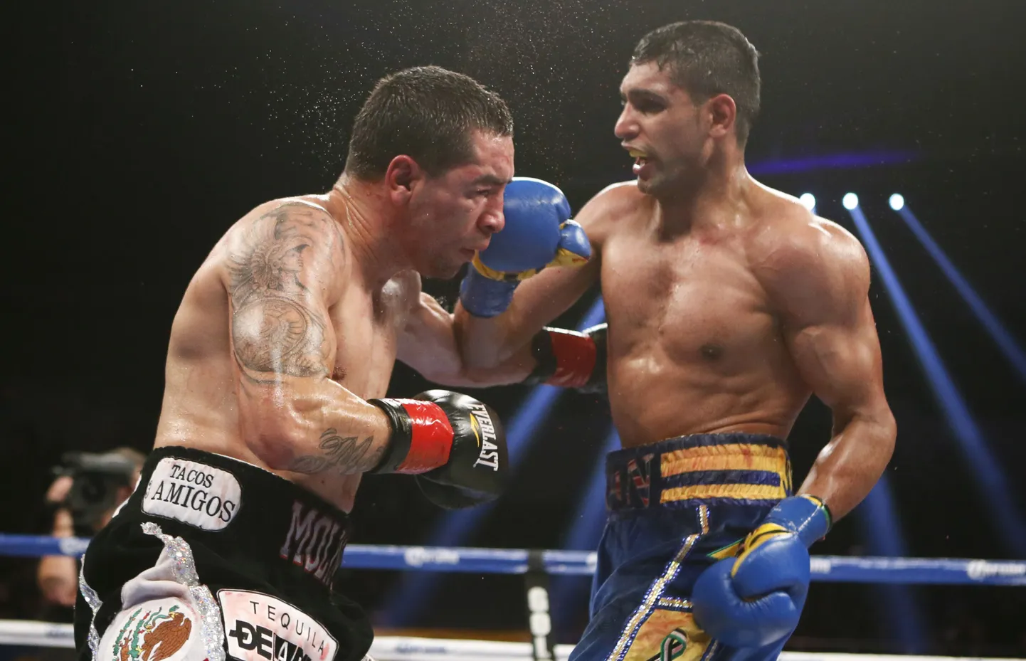 Amir Khan (paremal) alistas Carlos Molina kindlalt kümnes raundis.