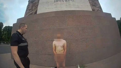 Видео ⟩ Акция протеста? Жителей и гостей Риги шокировал обнаженный мужчина у памятника Свободы