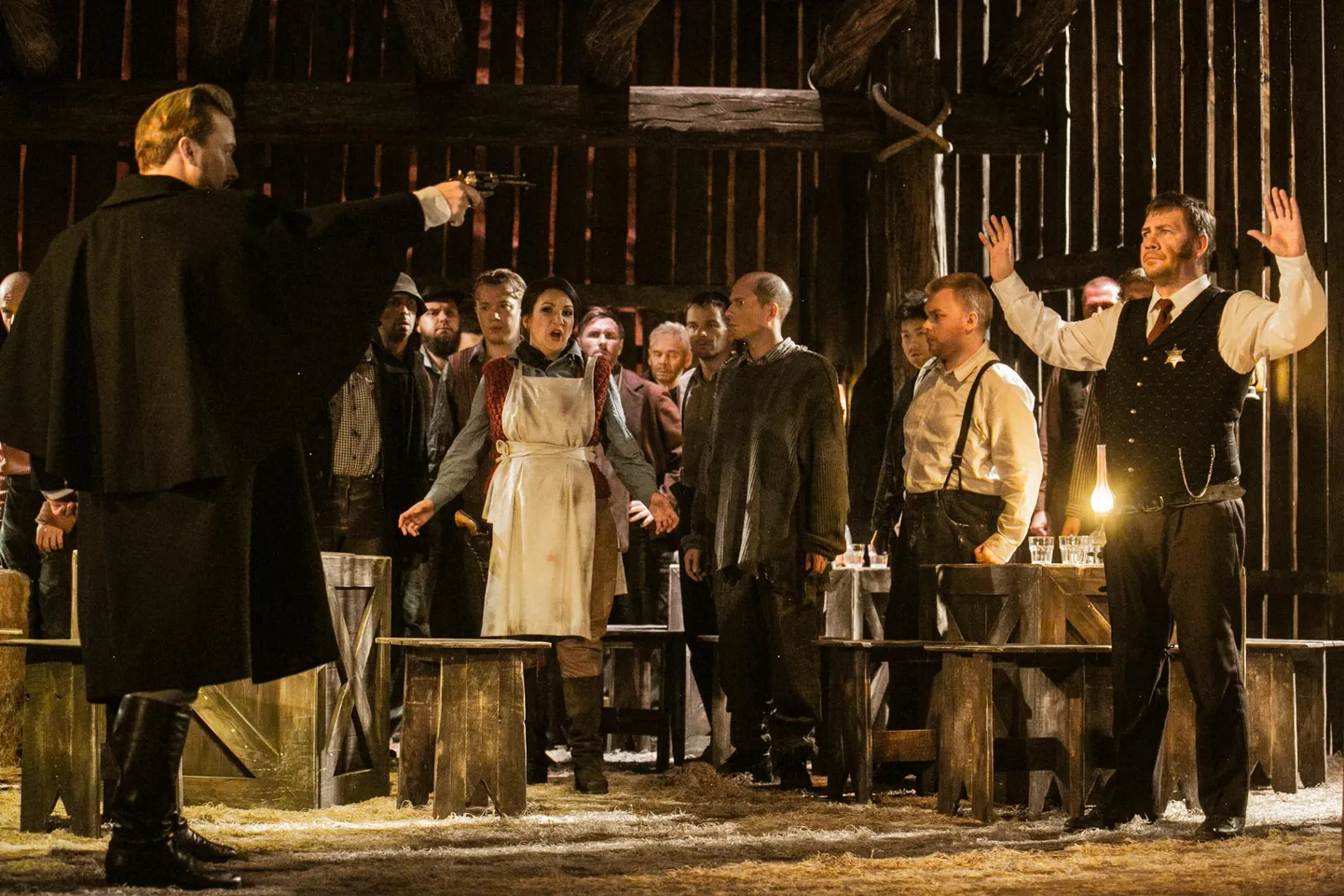 Giacomo Puccini vesterni sugemetega ooper «Tütarlaps kuldsest läänest», mis räägib USA 19. sajandi keskpaiga kullakaevuritest ja lindpriidest, on häbitult ja võluvalt itaaliapärane. Ehk teisisõnu: lüüriline ja lääge, kohati isegi kohatult ilus.