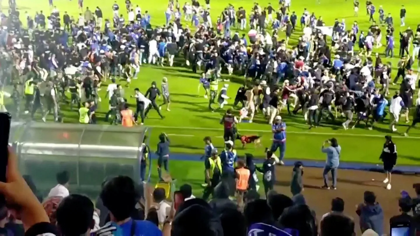 Indonēzijā drūzmā futbola stadionā gājuši bojā vismaz 129 cilvēki