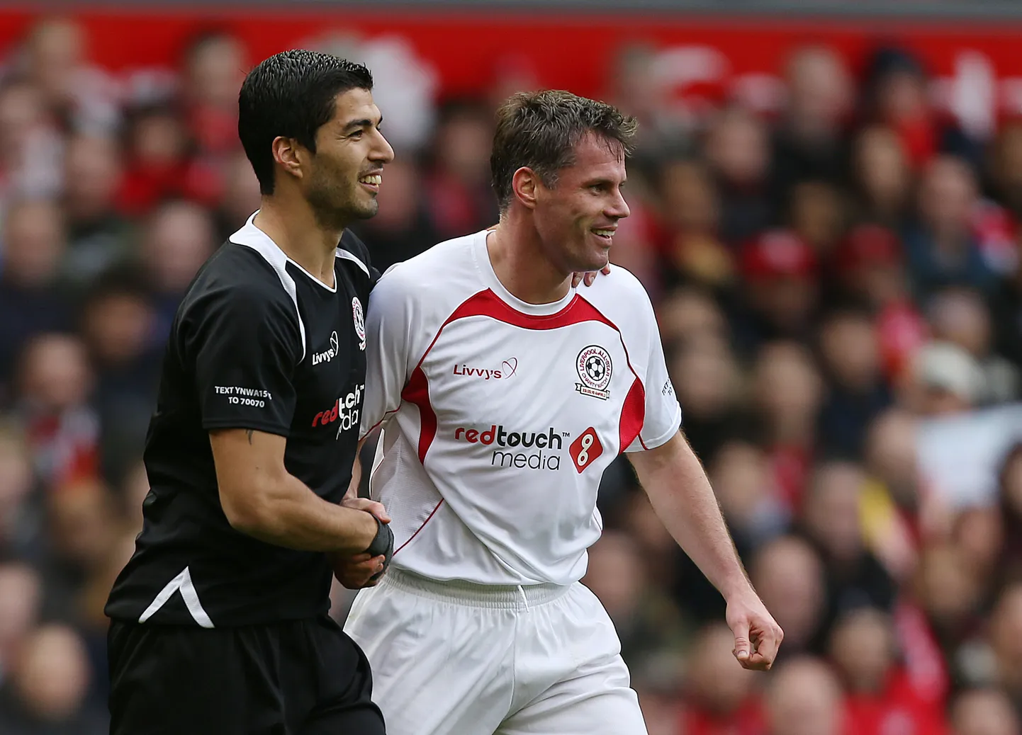 Luis Suarez ja Jamie Carragher Liverpooli heategevuslikul jalgpallimatšil.