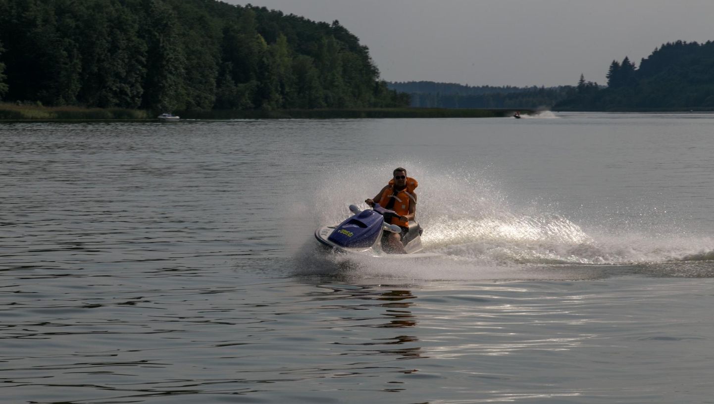 Viljandi järv meeldib paljudele, ka jetisõitjatele, kellest mõni on tekitanud oma sõidukiiruse või -stiiliga teistele suvitajatele või sportlastele ebameeldivusi.
