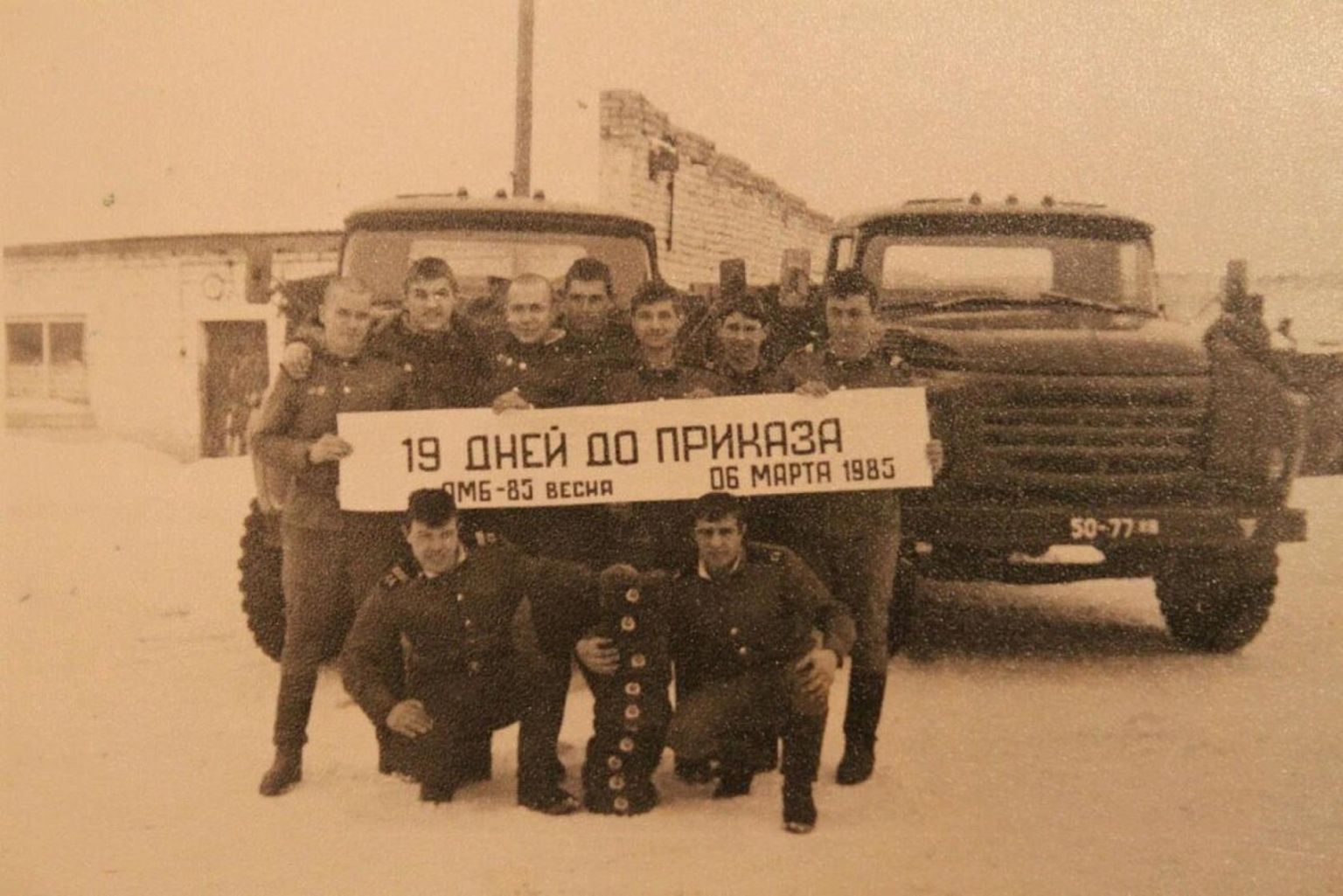 Sõdurid Keila-Joa raketibaasis sel ajal, kui seal teenis Nurali Davlat ja millest räägib Postimehe lugu. Sõduritel on käes plakat, millele on kirjutatud, et neil on jäänud 19 päeva ajateenistuse lõpuni 1985. aasta märtsis. 