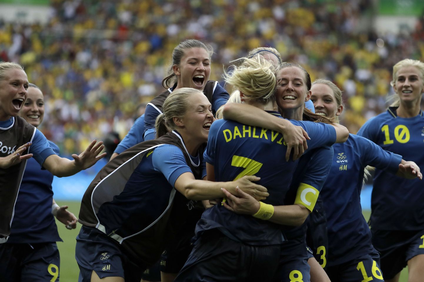 Футболистки сборной Швеции радуются выходу в финал.