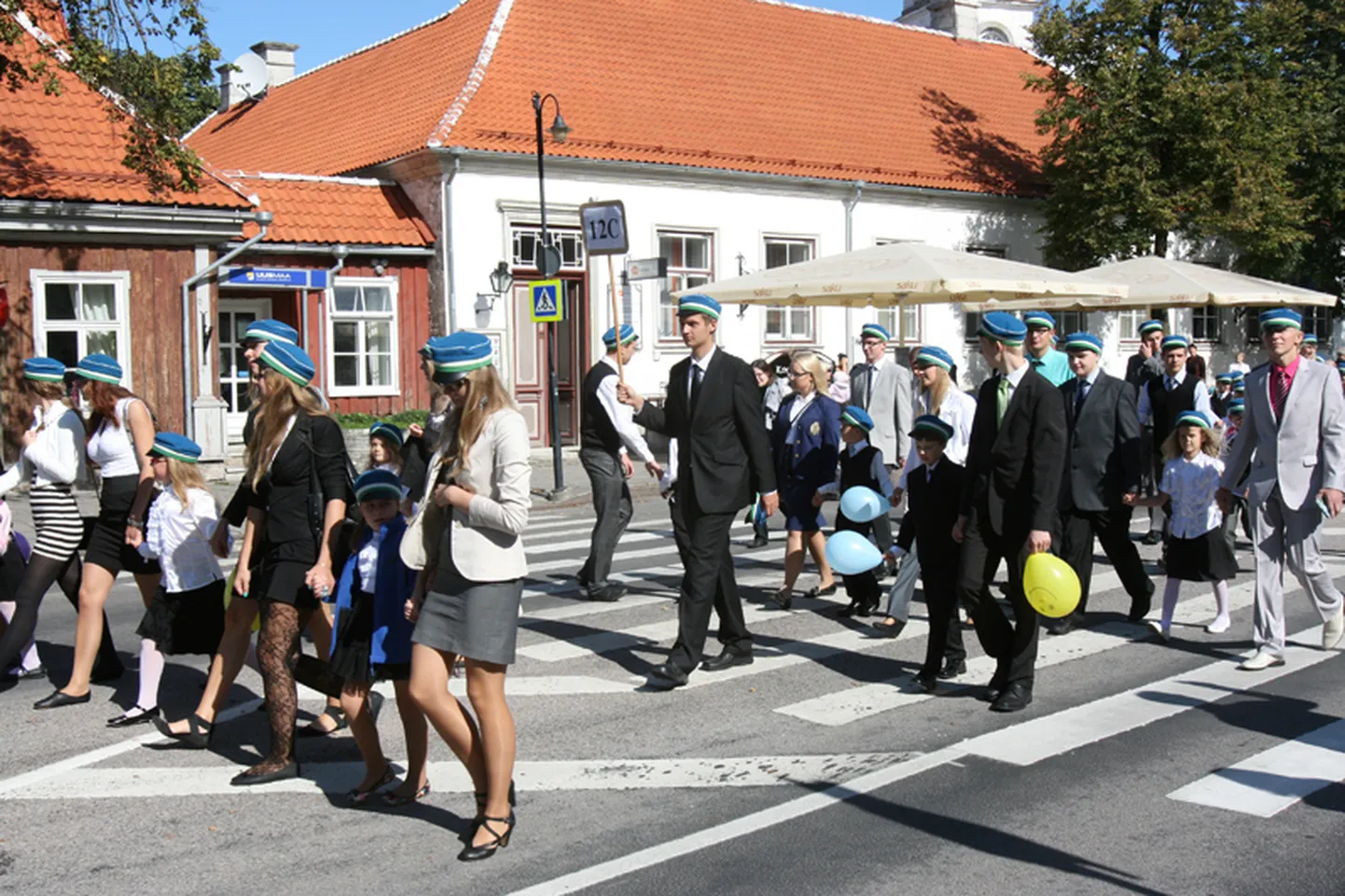 KÄSIKÄES RONGKÄIGUS: Fotomeenutus 2011. aasta 1. septembri Saaremaa ühisgümnaasiumi rongkäigust läbi linna lossi hoovi. Nagu ikka, 1. klasside koolijütsid 12ndikel käest kinni.