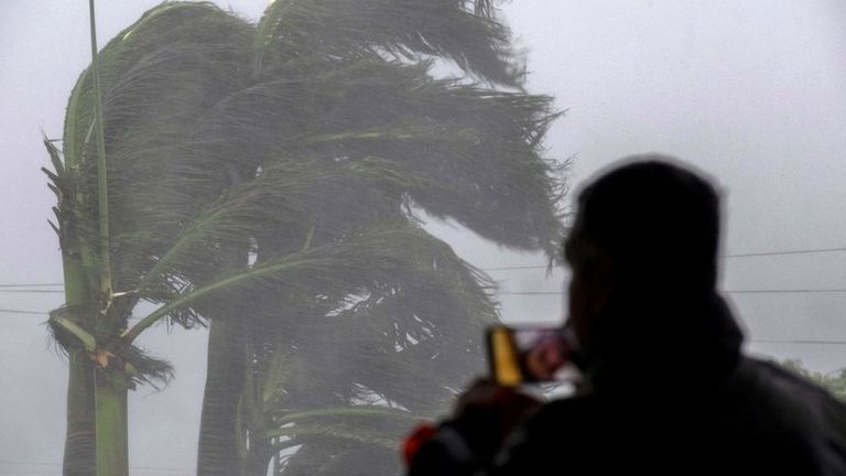 Житель Флориды снимает последствия урагана "Иэн"