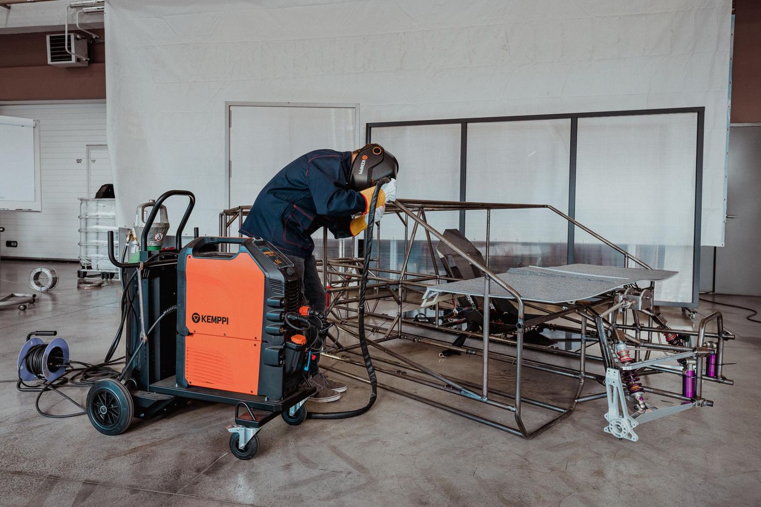 Veel mõni nädal tagasi oli päikeseautol valmis vaid raam. Kuidas auto praegu välja näeb, jääb saladuseks täna õhtuni.
 