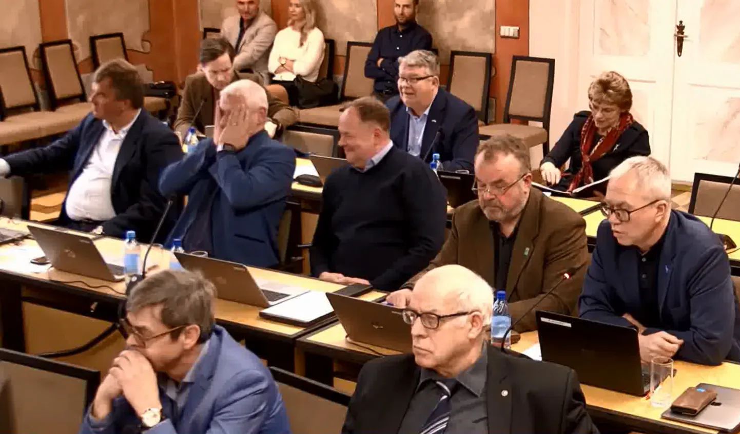 SÕNASÕDA: Mart Maastiku repliigist sündis neljapäeval volikogus terav sõnasõda Mihkel Undrestiga (tagapingis), mis lõbustas ka teisi Keskerakonna fraktsiooni liikmeid Boris Lehtjärve ja Aivar Aru.