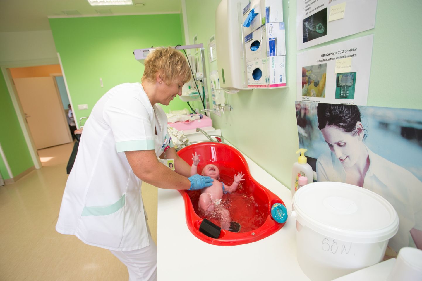 Rakvere haigla ämmaemand Janika Peep vannitab vastsündinud poissi.