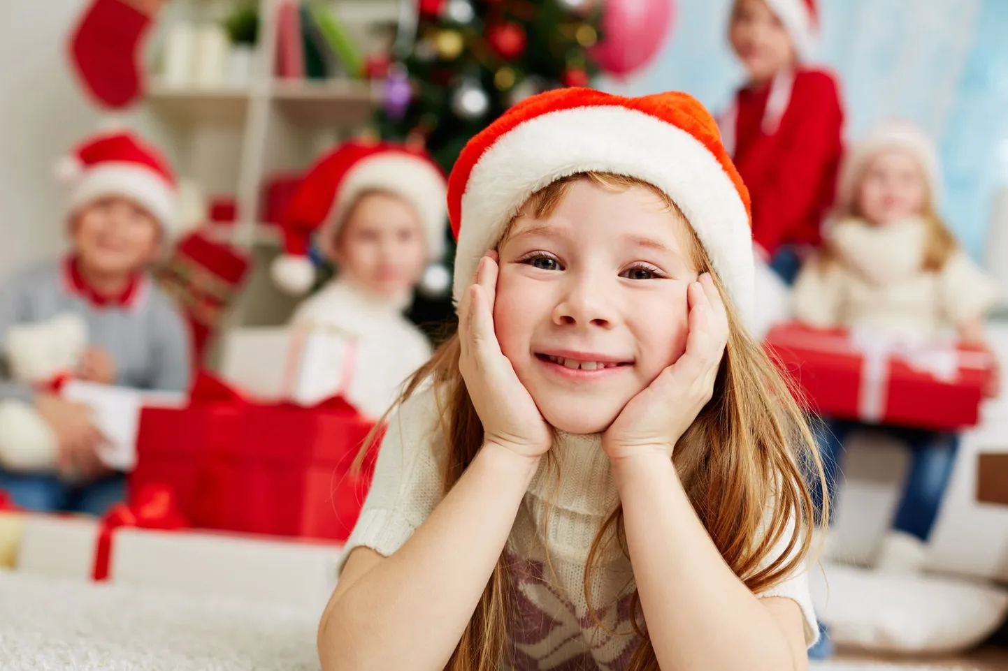 Все дети традиционно пишут письма Деду Морозу и, затаив дыхание, ждут чуда.