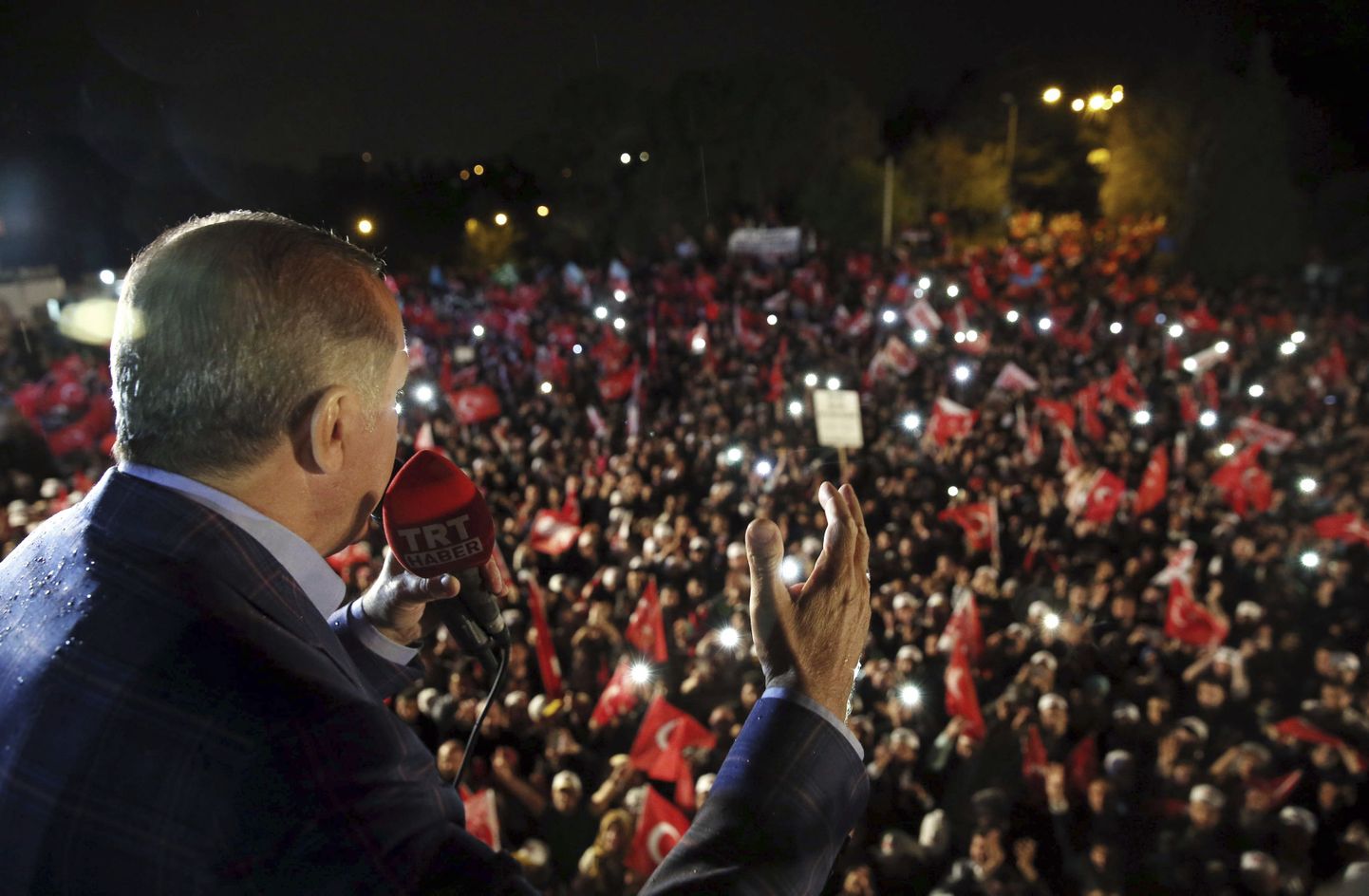 Türgi president Recep Tayyip Erdoğan laupäeva õhtul Instanbulis toetajate ees võidukõnet pidamas. «Olen tänulik rahvale, kes oma tahet väljendasid,» sõnas riigipea põhiseadusreferendumi tulemuste kohta, mis suurendavad märkimisväärselt tema volitusi.