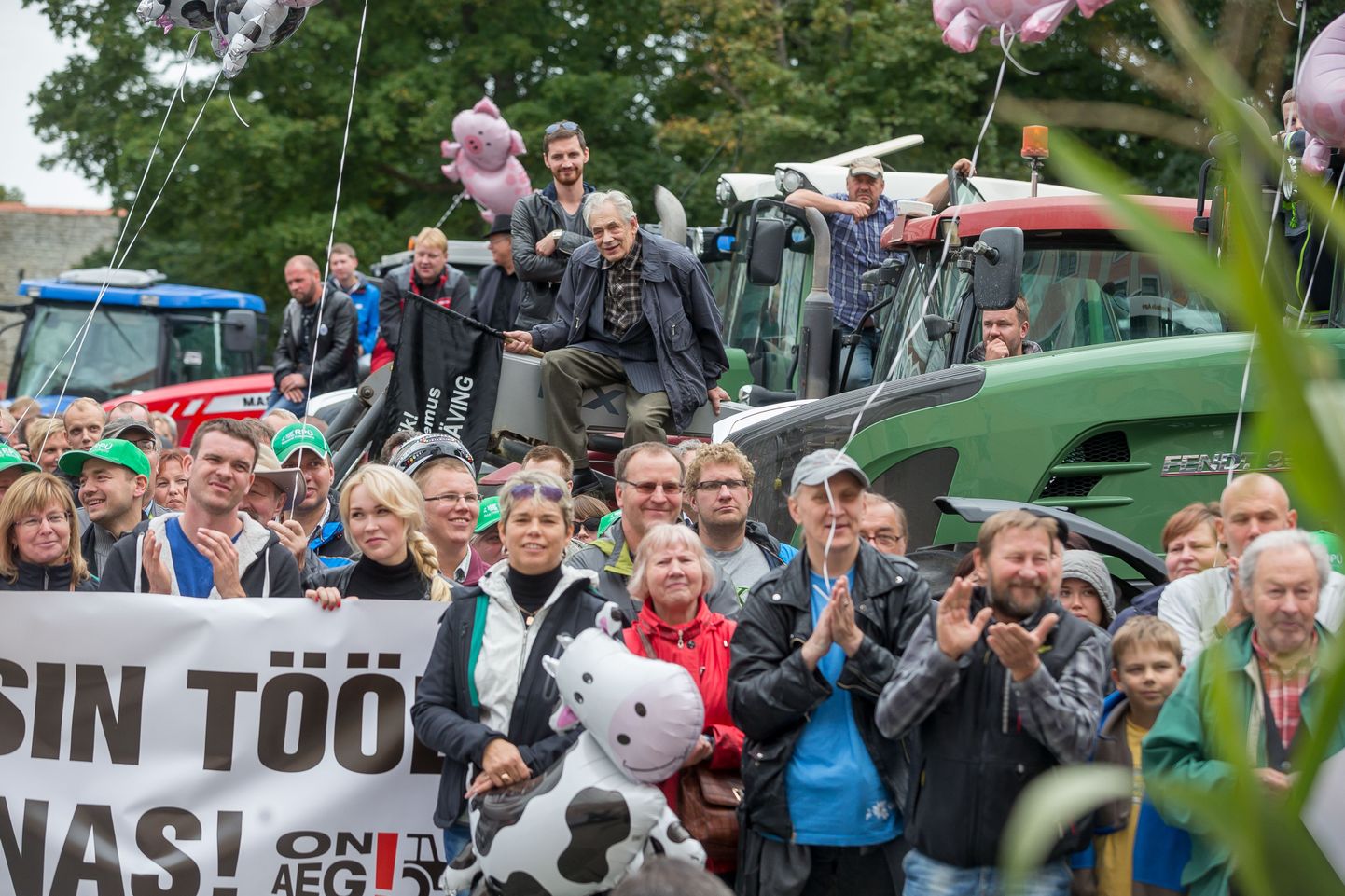 Фермеры на тракторах митингуют возле Тоомпеа.