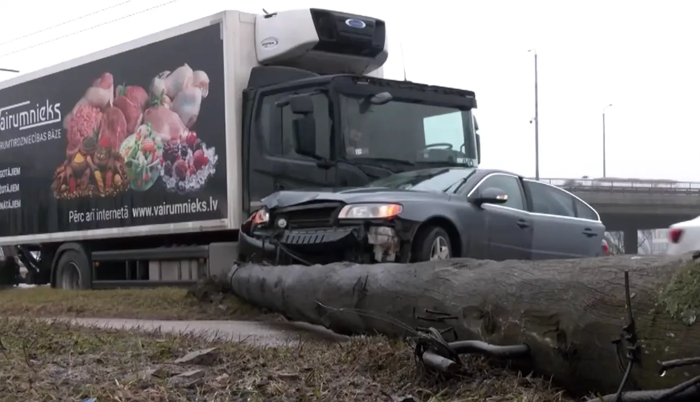 На кольце Мукусалас грузовик сбил Volvo
