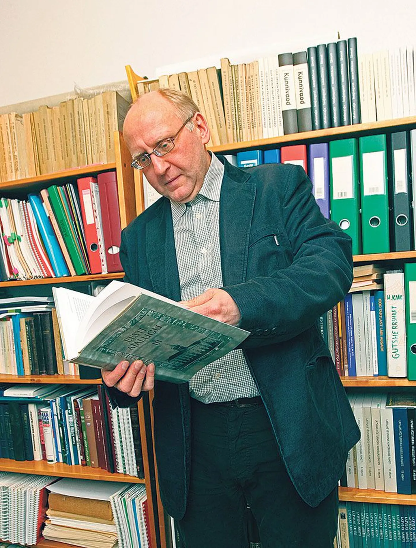 Tartu ülikooli ajaloo ja arheoloogia instituudi Eesti ajaloo osakonna va­rauusaja ja uusaja dotsent Enn Küng (50) tutvustas raamatut «Eesti ajalugu III. Vene-Liivimaa sõjast Põhjasõjani».