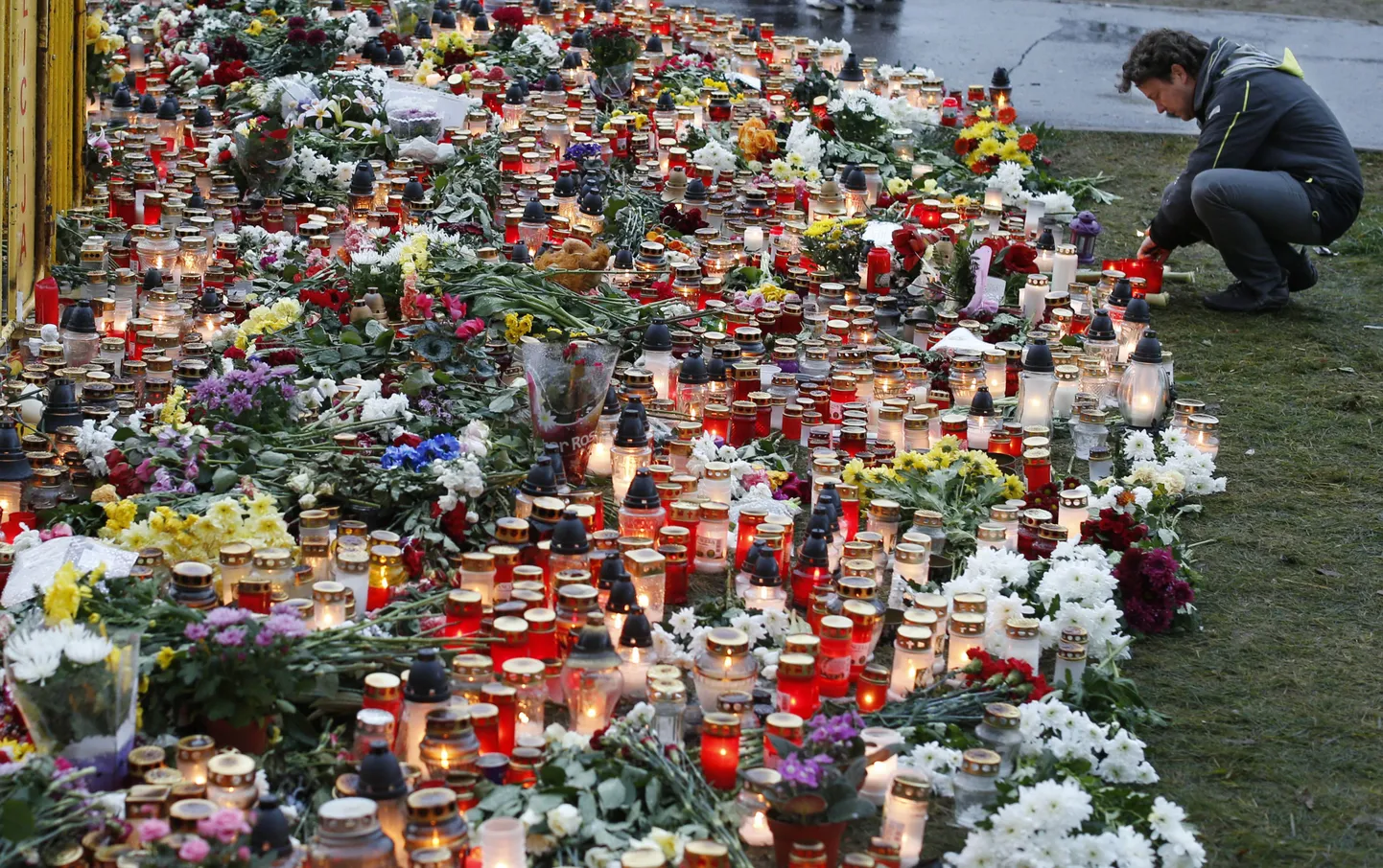 Цветы и свечи на месте трагедии.