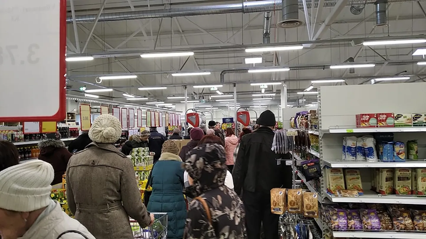 Sellist rahvamassi nagu eile võis varem poodides näha üksnes enne jõule ja jaanipäeva.