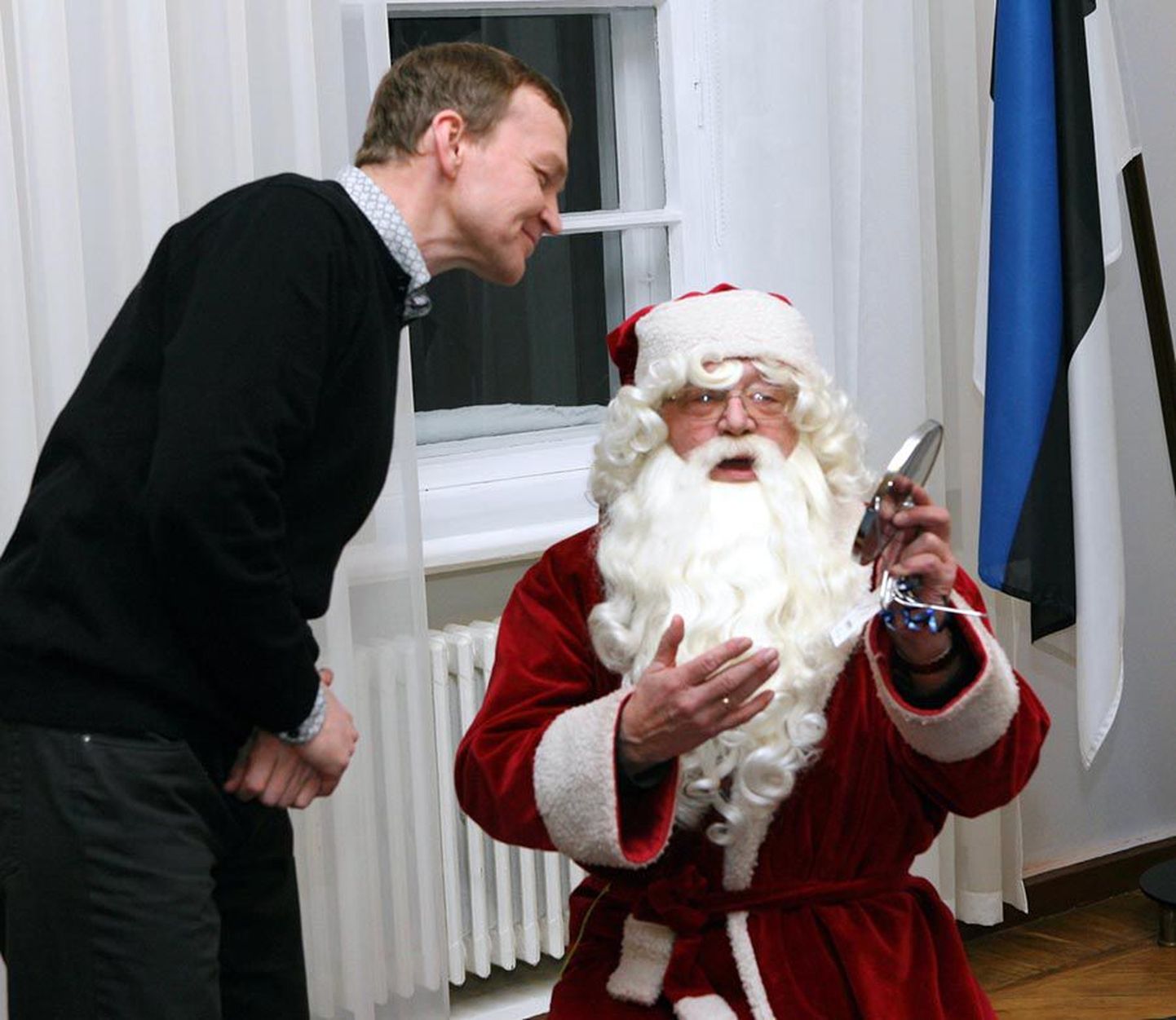 Isamaa ja Res Publica Liidu liige Jaak Pihlak õpib jõuluvanalt, kuidas pidada peeglisse vaadates intelligentset dialoogi.