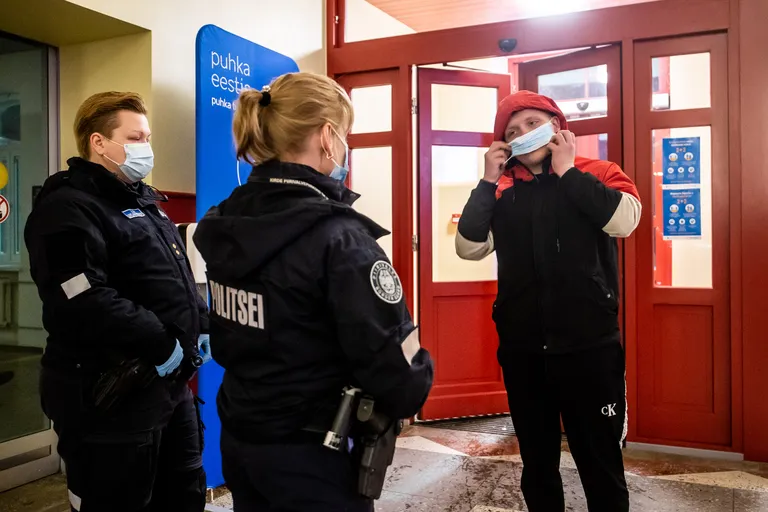Narva, 11.12.2020Viimane õhtu enne Ida-Viru maakonna "lukku keeramist" seoses Covid-19 viirusega. Politsei jagab Narva raudteejaamas rongilt tulevatele inimestele maske.