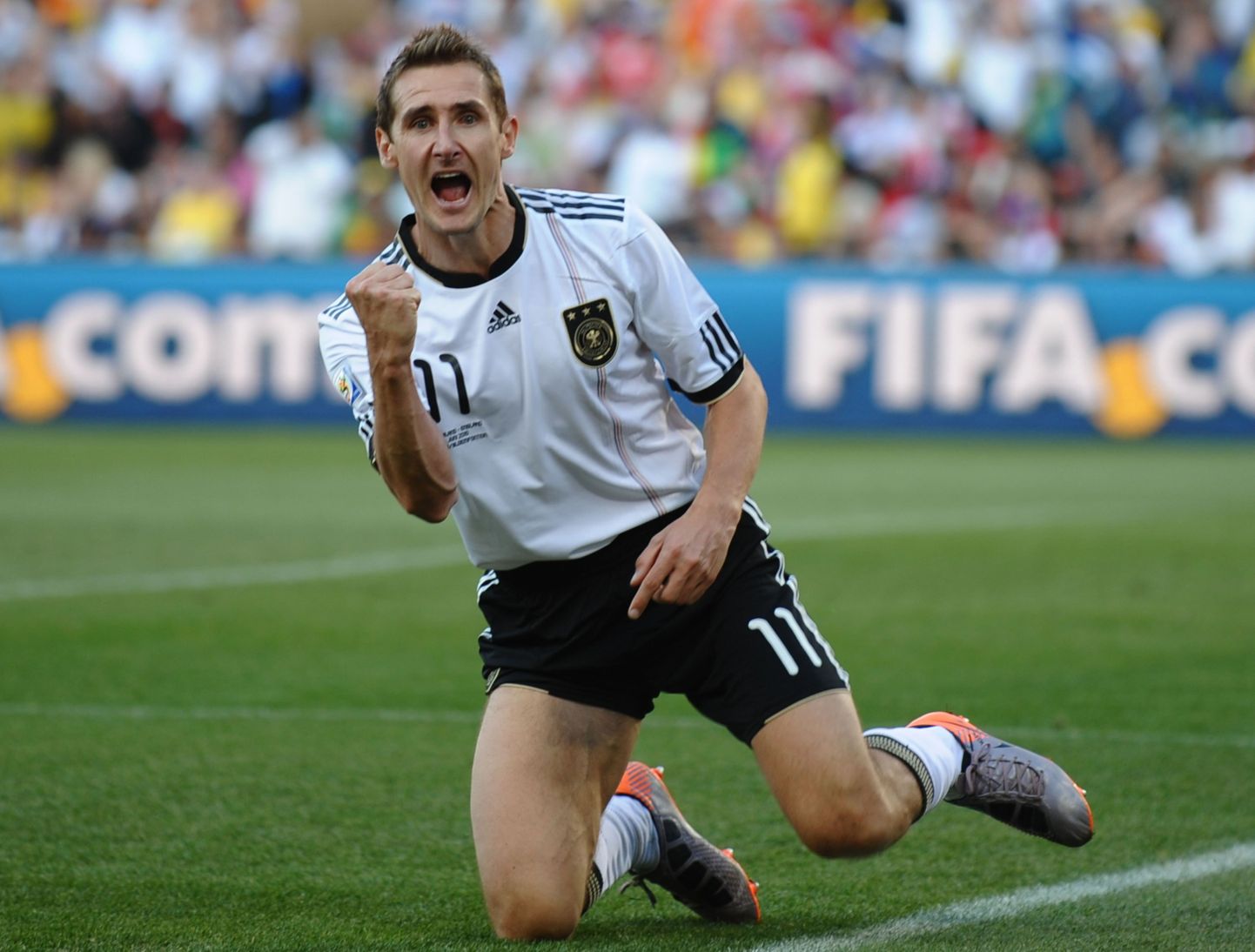 Miroslav Klose tähistab väravat.