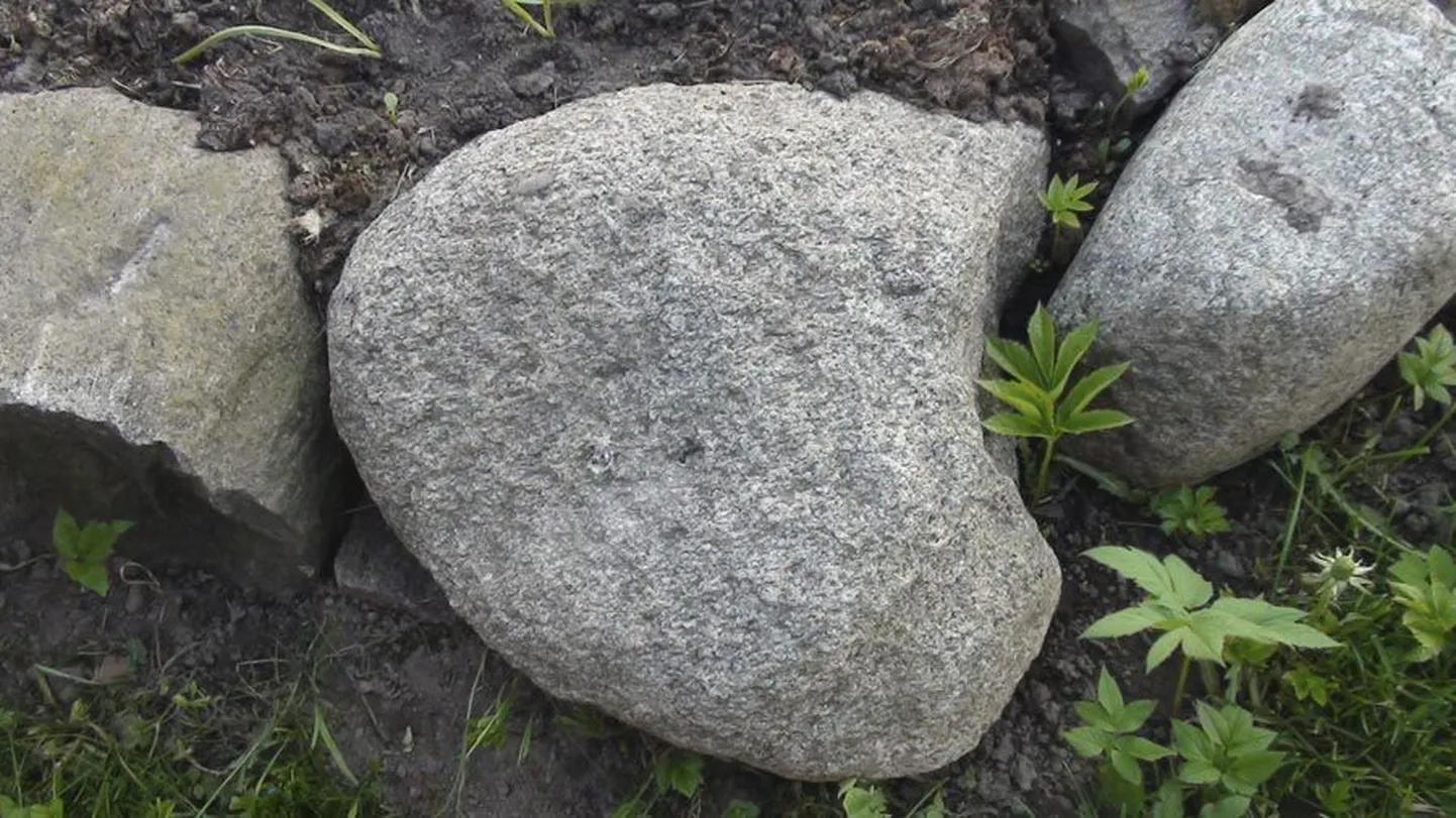 Mõned töövõtted pole paari tuhande aasta jooksul muutunud. Keskmisele põllukivile jõuab lohu sisse toksida vähem kui tunni ajaga. Kindlasti ei tohi seda teha kaitsealuste kividega.