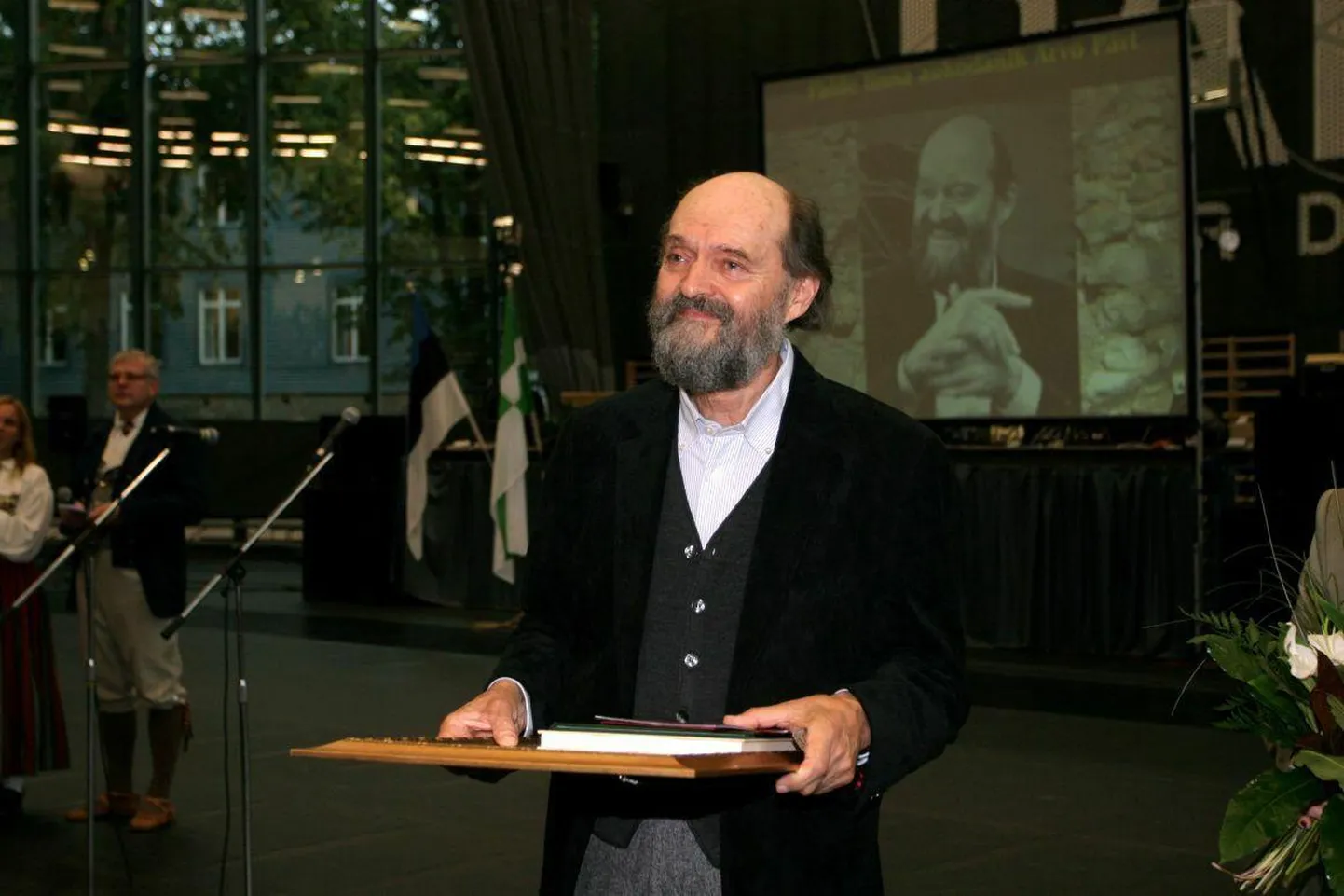 Arvo Pärt E-Piima spordihallis Paide linna aukodaniku tiitlit vastu võtmas 2009. aastal. «Teie linnal on kõige ilusam nimi, mida ma kuulnud olen,» lausus ta toona oma südamlikus tänukõnes. «Nii nagu teie tegite pai mulle, teeme siis kõik täna kõigile pai – meie lastele, sõpradele, esivanematele, elavatele, surnutele – kõik igatsevad ja vajavad seda.»