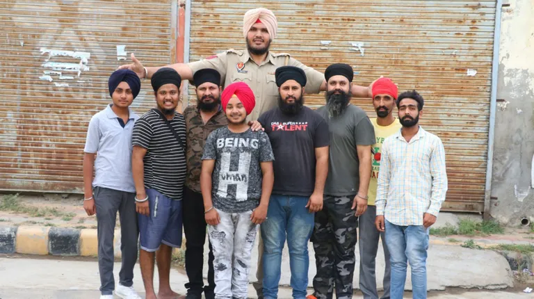 India politseinik Jagdeep Singh, kelle pikkus on 228 sentimeetrit