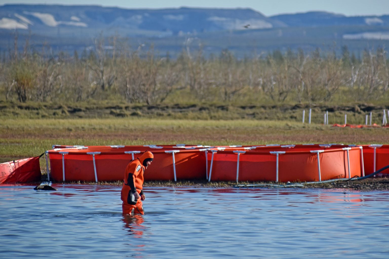 Vene eriteenistuste töötaja Ambarnaja jõe reostust likvideerimas.