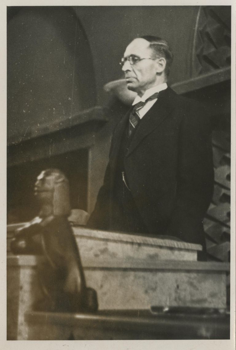 Jüri Uluots istungi avamisel oktoobris 1938.
