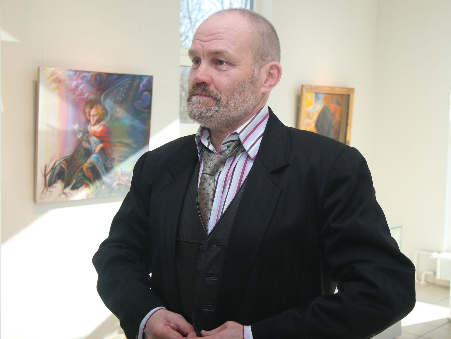 В экспозиции Геннадия Ельцова около 30 разножанровых картин, характеризующих автора как универсального художника.