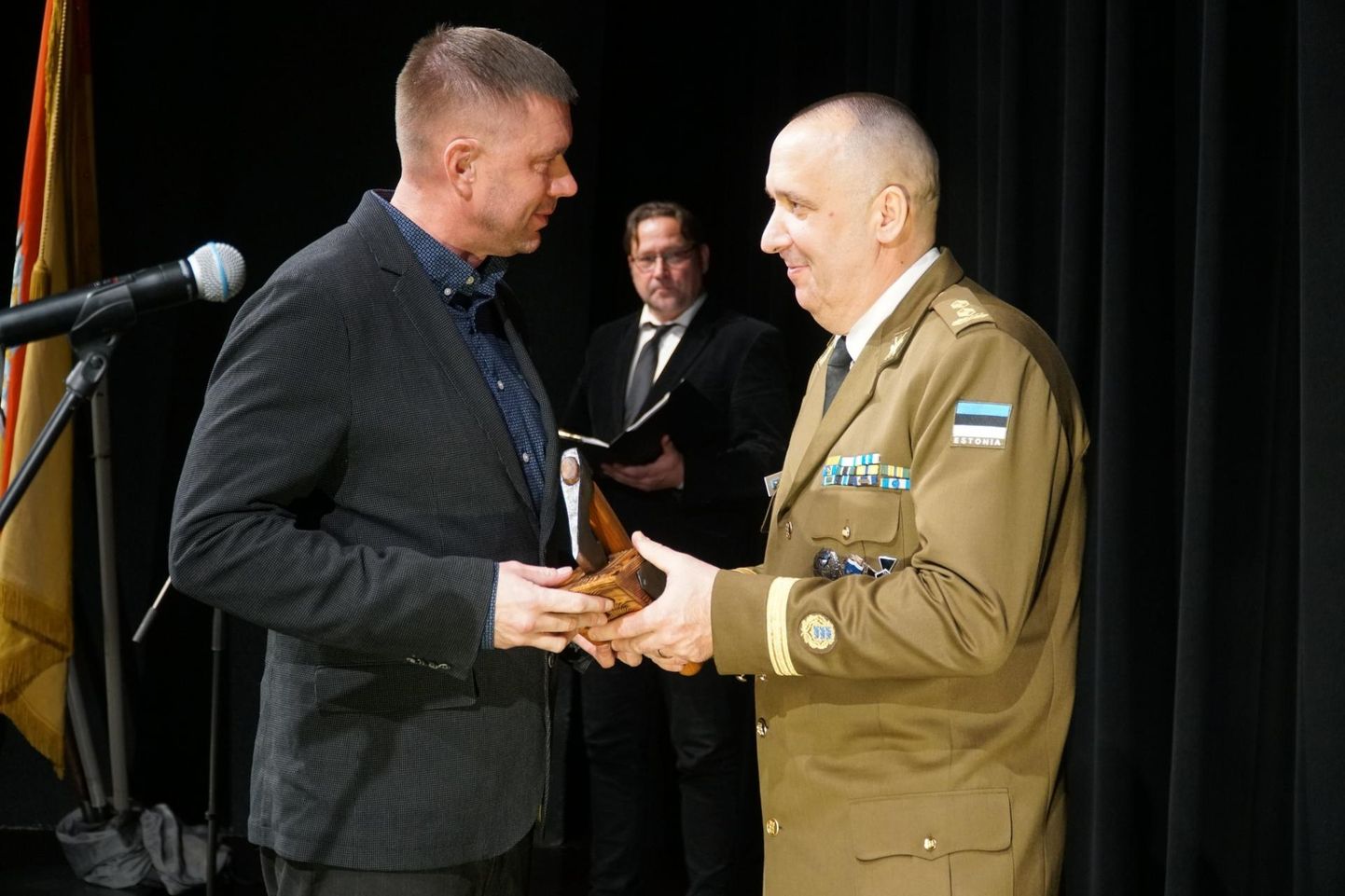 Mart Kael (vasakul) pälvis aasta kaitseliitlase autasu.