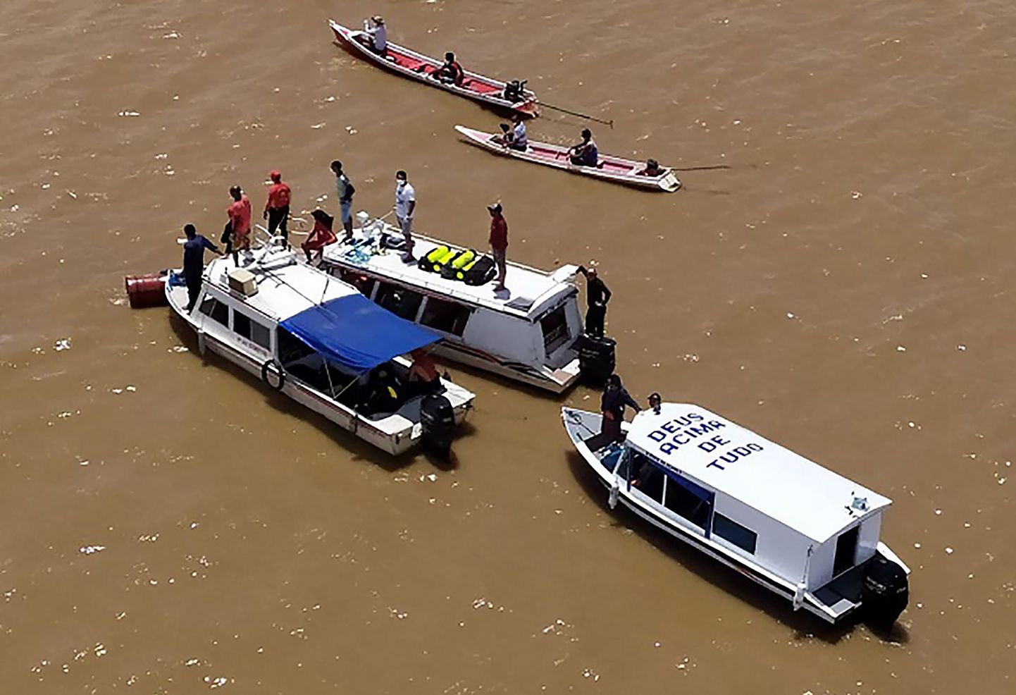 Brasiilia Amazonases uppus jõelaev. Pildil päästetöötajad ja sukeldujad sündmuskohas