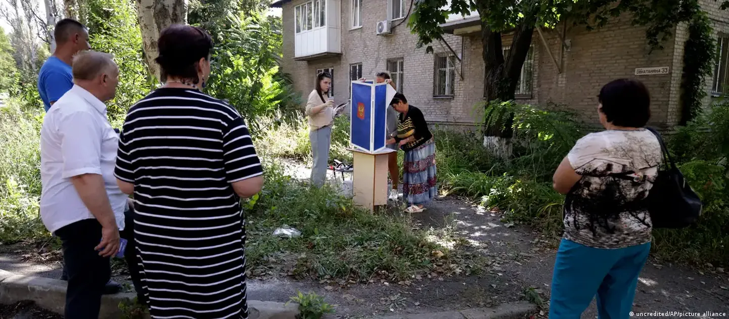 Кабинки для голосования в Донецке ставят просто во дворах