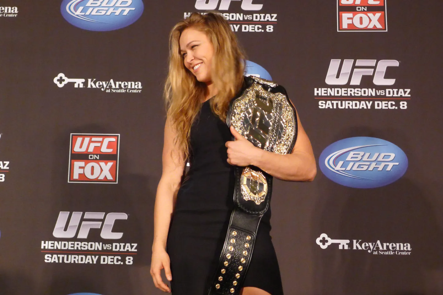 Ronda Rousey oma värske UFC vööga.