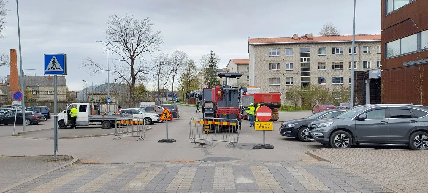 С пятницы участок улицы Вески от центра"Tsentraal" до въезда на территорию бывшего лимонадного завода закрыт для движения транспорта.