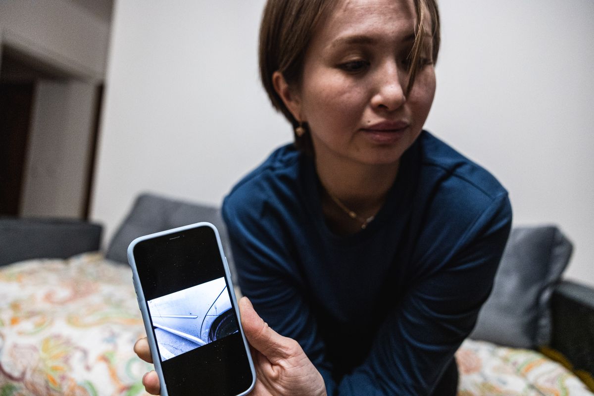 Kasahstani meeleavalduste mahasurumise käigus neli kuulitabamust saanud Šolpan Begaidarova näitab Postimehe ajakirjanikule fotot kuulijälgedest autokeres.