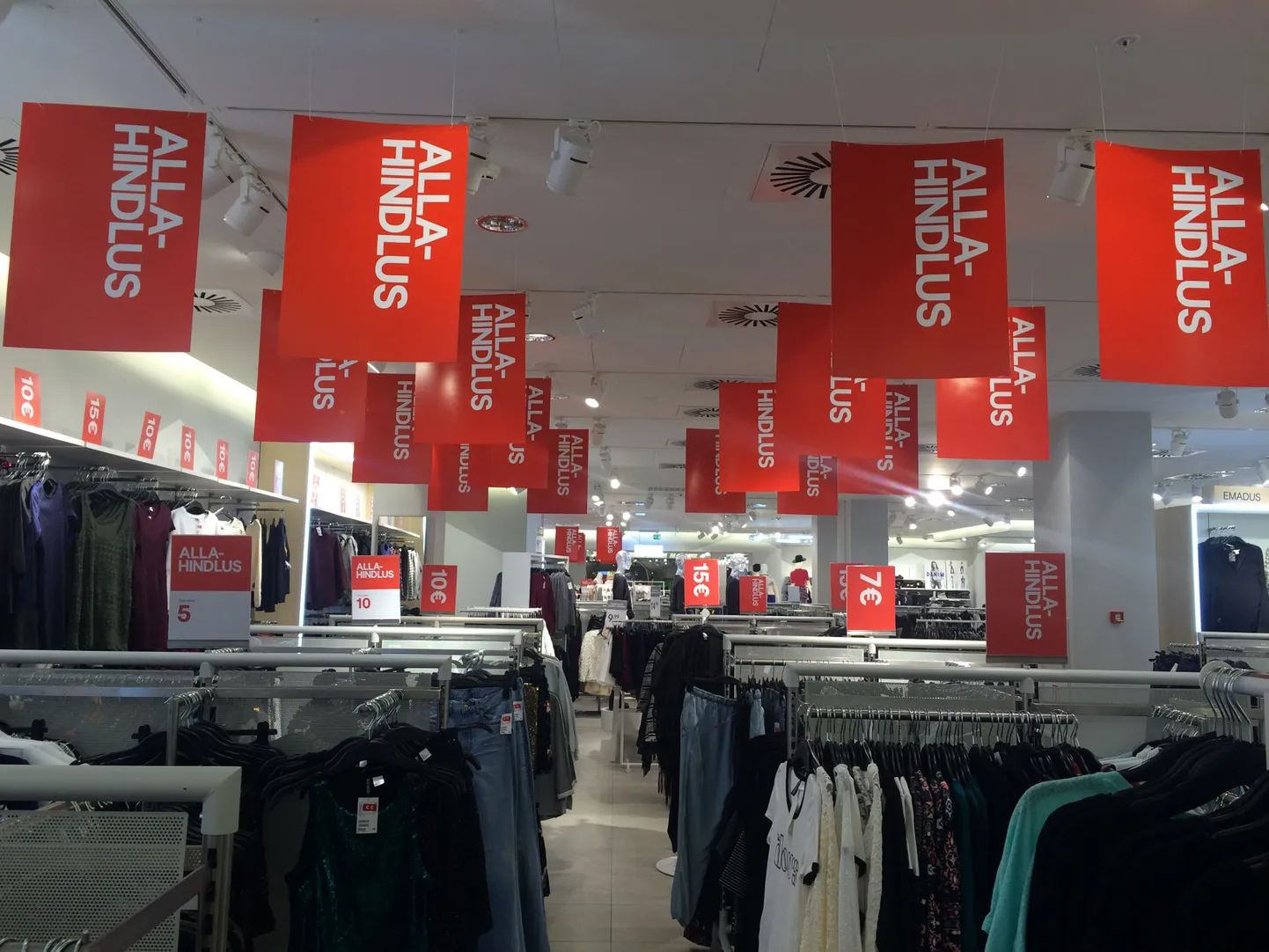Poed on küll täis värvilisi plakateid, aga mitte inimesi.