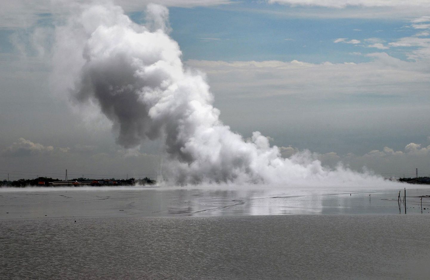 Indoneesia Sidoarjo piirkonnas asuvast merealusest vulkaanist tõusev gaasipilv.