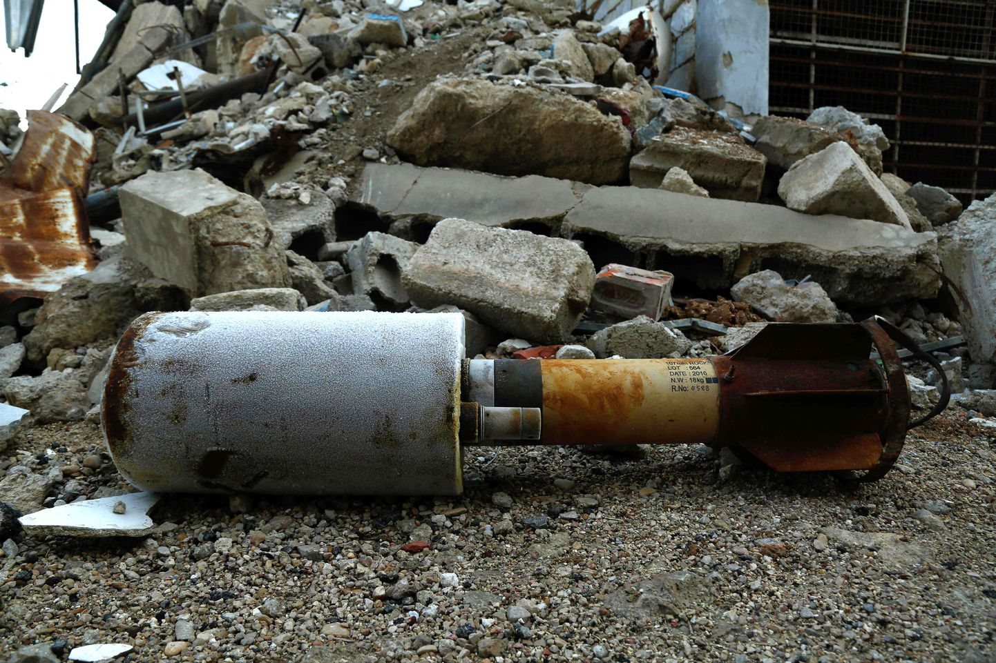 Tühi rakett Süürias Doumas, mis tõenäoliselt sisaldas keemilist ainet.