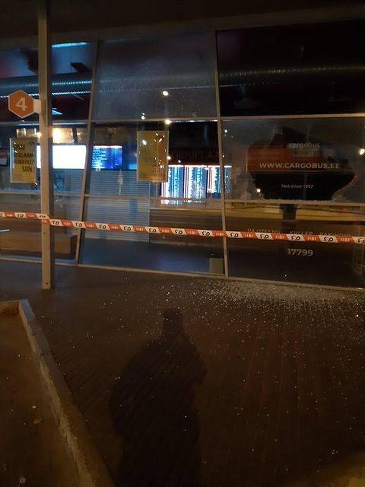 Eile õhtul oli lõhutud Rakvere bussijaama aknaklaas.