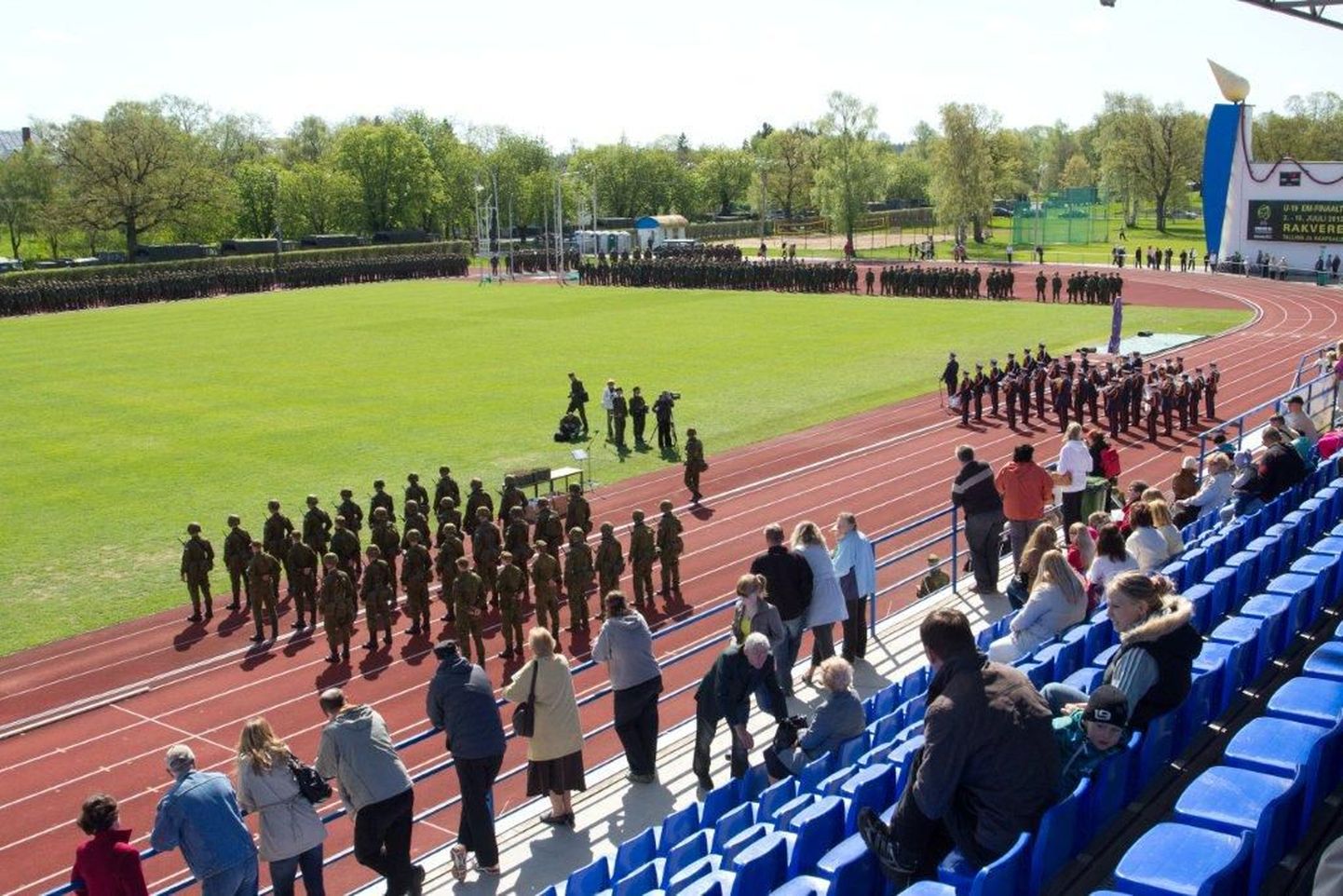 Kaitseväe suurõppus Kevadtorm 2012 lõppes laupäeval piduliku rivistusega Rakvere staadionil.