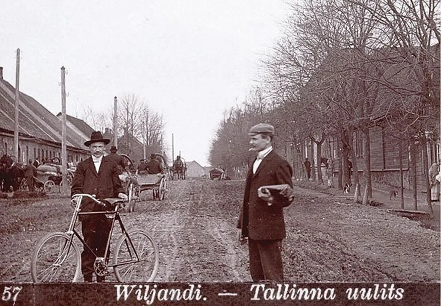 Jaan Rieti pildistatud jalgrattur 1910.–1920. aastatel Tallinna tänaval Seasaare kõrtsi ees. 1930. aastate lõpul olid linnatänavad kindlasti paremas seisukorras, kuid sellest hoolimata valmistas neil sõitmine jalgratturitele probleeme. Kõnniteele neid aga sõitma ei lubatud.