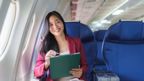 Naine väidab, et leidis nipi, kuidas terve lennuki rida tasuta endale saada