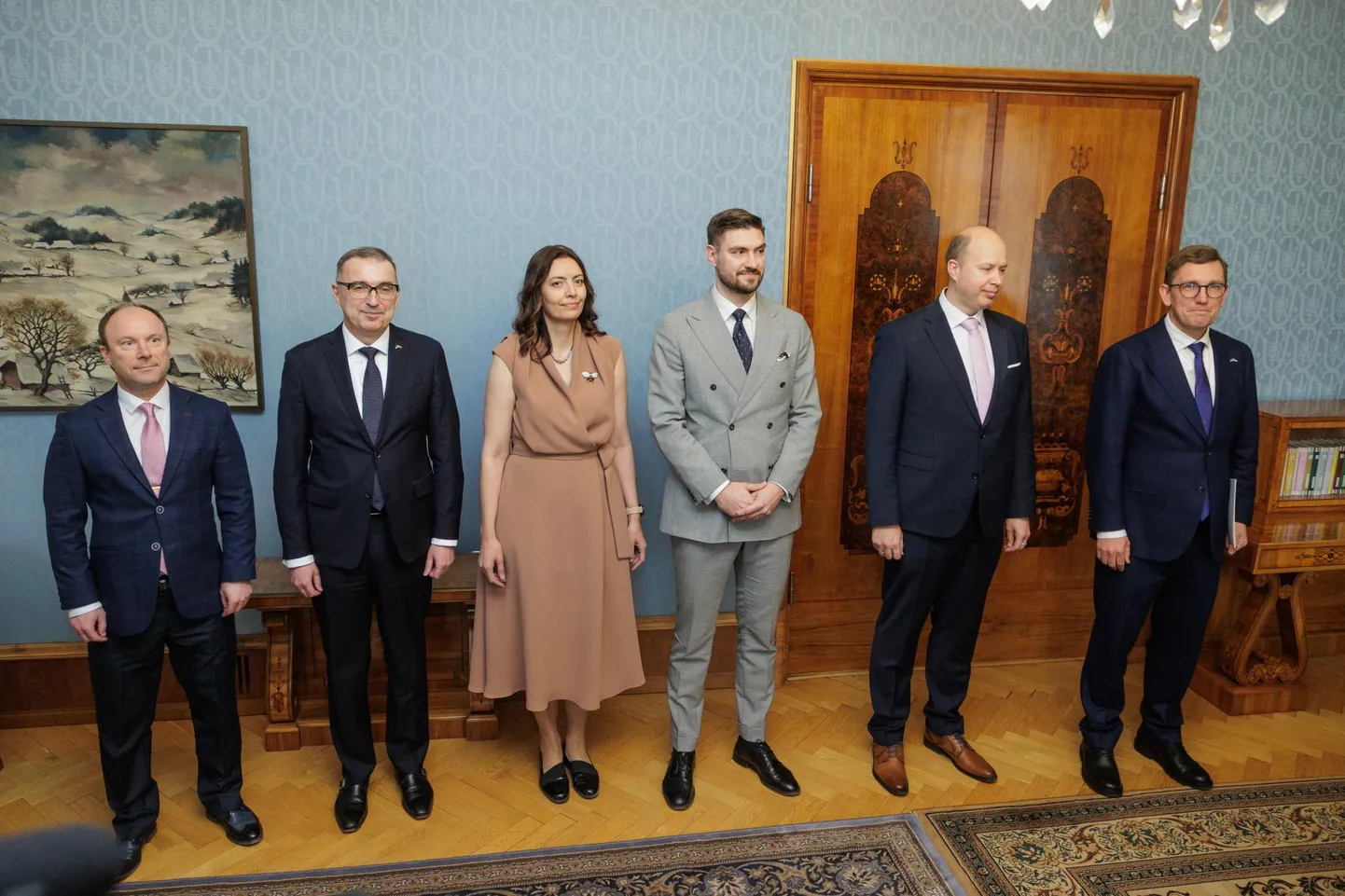 Peaminister Kristen Michal (paremal) käis uute ministritega – taristuminister Kuldar Leisi (vasakult), energeetikaminister Andres Suti, sotsiaalminister Karmen Jolleri, regionaalminister Hendrik Johannes Terrase ja siseminister Igor Taroga – Kadriorus, kus president nad ametisse nimetas.