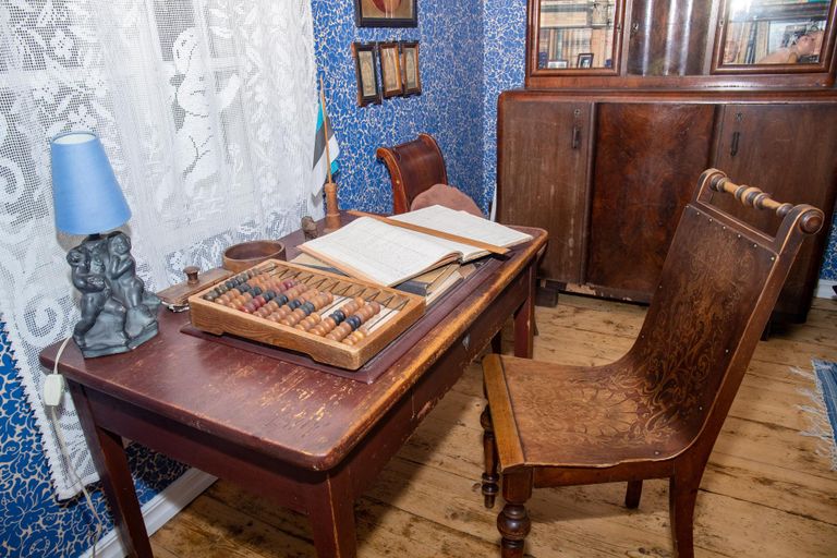 Kunagises magamistoas on nüüd aukohal vanavanaisa kirjutuslaud ja vanatädi kapp. Samuti vaarisa päevikud, kuhu ta kirjutas kõik talutööd, saagid ja ilmaülevaate.
