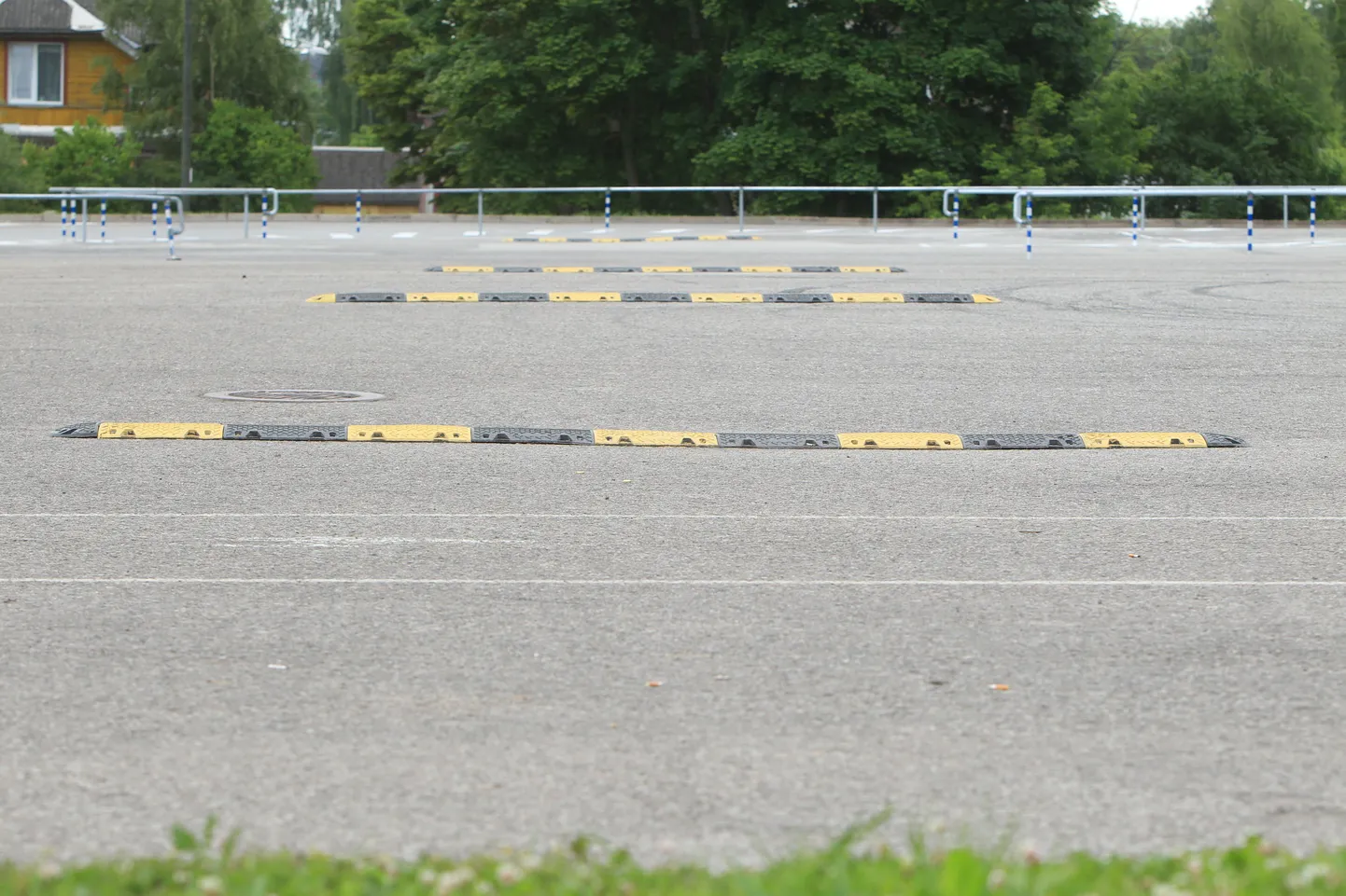 Viimastel nädalatel on laululava parklast kostnud Supilinna kummivilinat üsna vähe, sest linn lasi asfaldiplatsile paigaldada lamavad politseinikud.