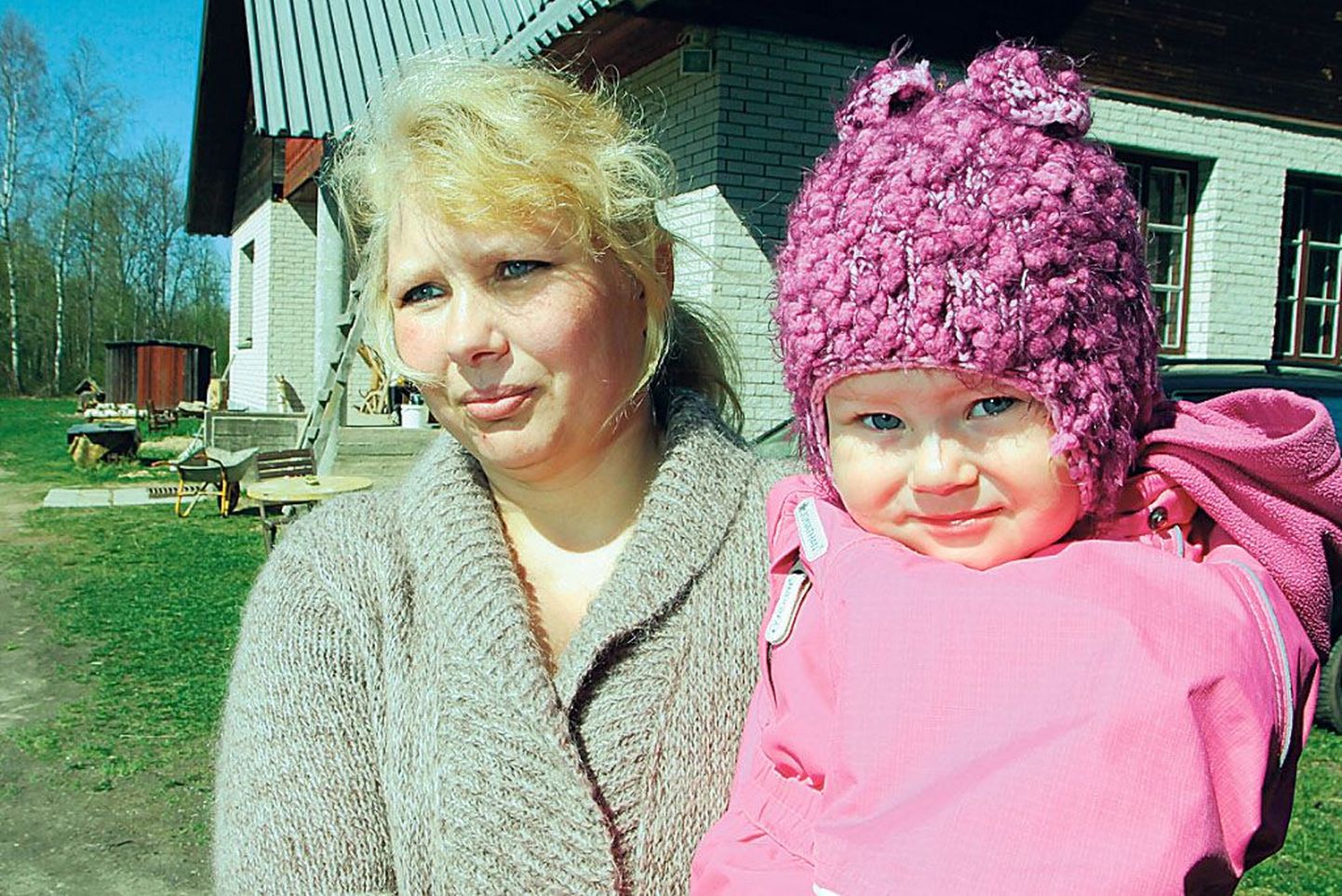 Luhala talu perenaine Õnneli Lõhmus hoiab süles pesamuna Kätlinit, kes samuti emadepäeval Estoniasse kaasa võetakse.