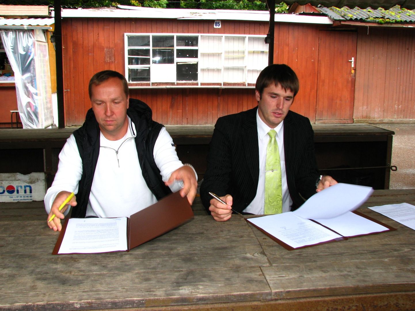 Mati Ende ja Rainer Vakra allkirjastasid täna Nõmme turu rendilepingu lõpetamise kokkuleppe.